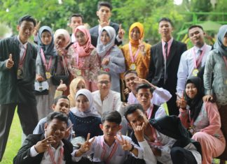 Keceriaan Di Acara Perpisahan Smk Dharma Bhakti 4 Jambi keceriaan di puncak acara perpisahan smk db 4 jambi