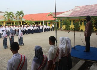 Kapolsek Jambi Selatan Menjadi Pembina Upacara SMK Dharma Bhakti 4 Kota Jambi Kapolsek Jambi Selatan Menjadi Pembina Upacara SMK Dharma Bhakti 4 Kota Jambi