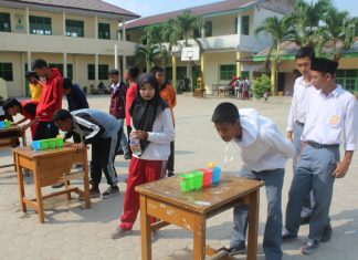 Galeri Photo Lomba Memasukkan Paku Kedalam Botol dan Tiup Bola Ping Pong HUT RI ke-74 SMK Dharma Bhakti 4 Jambi Lomba Meniup bola pingpong 17 agustus 2019 smk dharma bhakti 4 jambi