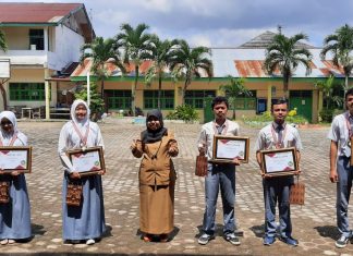 Penyerahan Piagam penghargaan Lulusan Terbaik SMK Dharma Bhakti 4 Jambi Penyerahan Piagam penghargaan Lulusan Terbaik SMK Dharma Bhakti 4 Jambi