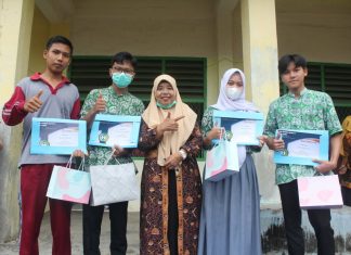 PEMBAGIAN RAPORT SEMESTER GANJIL TAHUN AJARAN 2021 / 2022 PEMBAGIAN RAPORT SEMESTER GANJIL TAHUN AJARAN 2021 / 2022