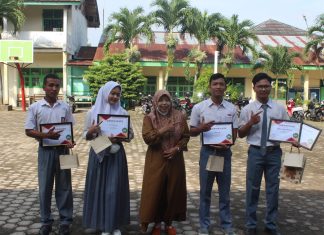 PEMBAGIAN SERTIFIKAT LULUSAN TERBAIK SMKS DHARMA BHAKTI 4 JAMBI TAHUN AJARAN 2021/2022 PEMBAGIAN SERTIFIKAT LULUSAN TERBAIK SMKS DHARMA BHAKTI 4 JAMBI TAHUN AJARAN 2021/2022