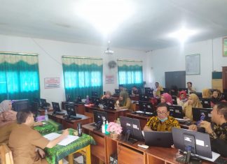 Rapat Kenaikan Kelas Siswa Siswi Kelas X Dan XI SMKSDHARMA BHAKTI 4 JAMBI smksdb4jambi,Senin 13 juni 2022 tlah melaksanakan rapat kenaikan kelas untuk siswa siswi SMKS DHARMA BHAKTI 4 JAMBI.Kegiatan rapat tersebut dihadiri oleh semua guru,walikelas,Kepala jurusan,dan di dampingi oleh Kepala SMKS DHARMA BHAKTI 4 JAMBI,Ibu Susi desilita,M.pd Rapat ini dilaksanakan oleh semua guru pada pukul 09:00 s.d pukul 12:00 WIB Dalam rapat ini Membahas beberapa hal,siswa yang bermasalah,kata yang di maksud bermasalah tersebut di antara nya malas,tidak sopan terhadap guru,perilaku terhadap guru maupun teman.dan rapat ini membahas juga mengenai pengisian E-Raport semester genap.Mebahas mengenai Pengisian E-Raport Dilaksanakan Setelah rapat Kenaikan Kelas selesai.